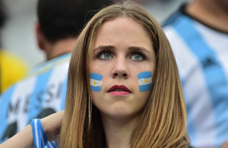 阿根廷女球迷掀起球衣庆祝几分钟